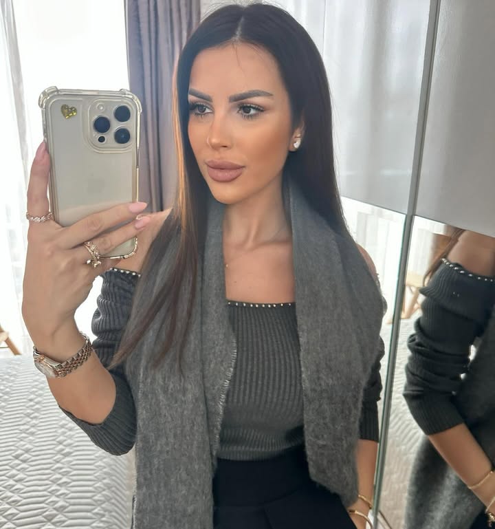 N355 照片1853张 视频18个 匈牙利 宝妈 大胸 黑丝 办公室工作照片  比基尼 自拍多 聚会 旅游  风景 生活日常