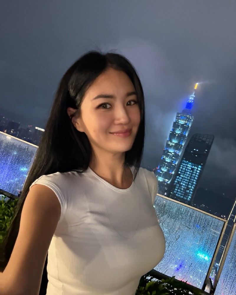 A2017 照片5739张 视频353个 台湾 中高生活品质  生活场景丰富 拳击 开保时捷 海边 美食 车里照 旅游 风景 自拍多 曝光度低