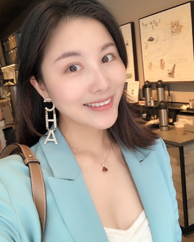 20UA2022 照片652张 视频10个 美国华裔 气质少妇美女 高端生活 生活日常 旅游 工作 纽约州驾驶证 美国护照