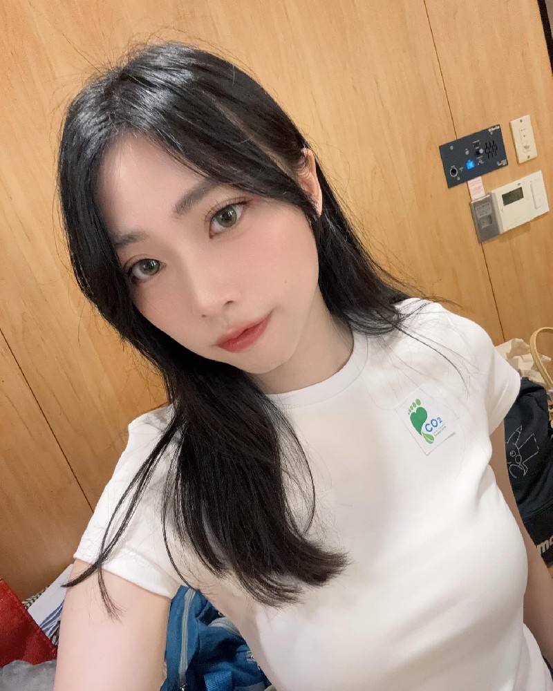 A2067 照片4499张 视频41个 台湾 大胸美女 生活场景丰富 自拍多 比基尼 性感照 时尚会打扮 浴缸照 美食 床上照 宠物 生日照 瑜伽 旅游