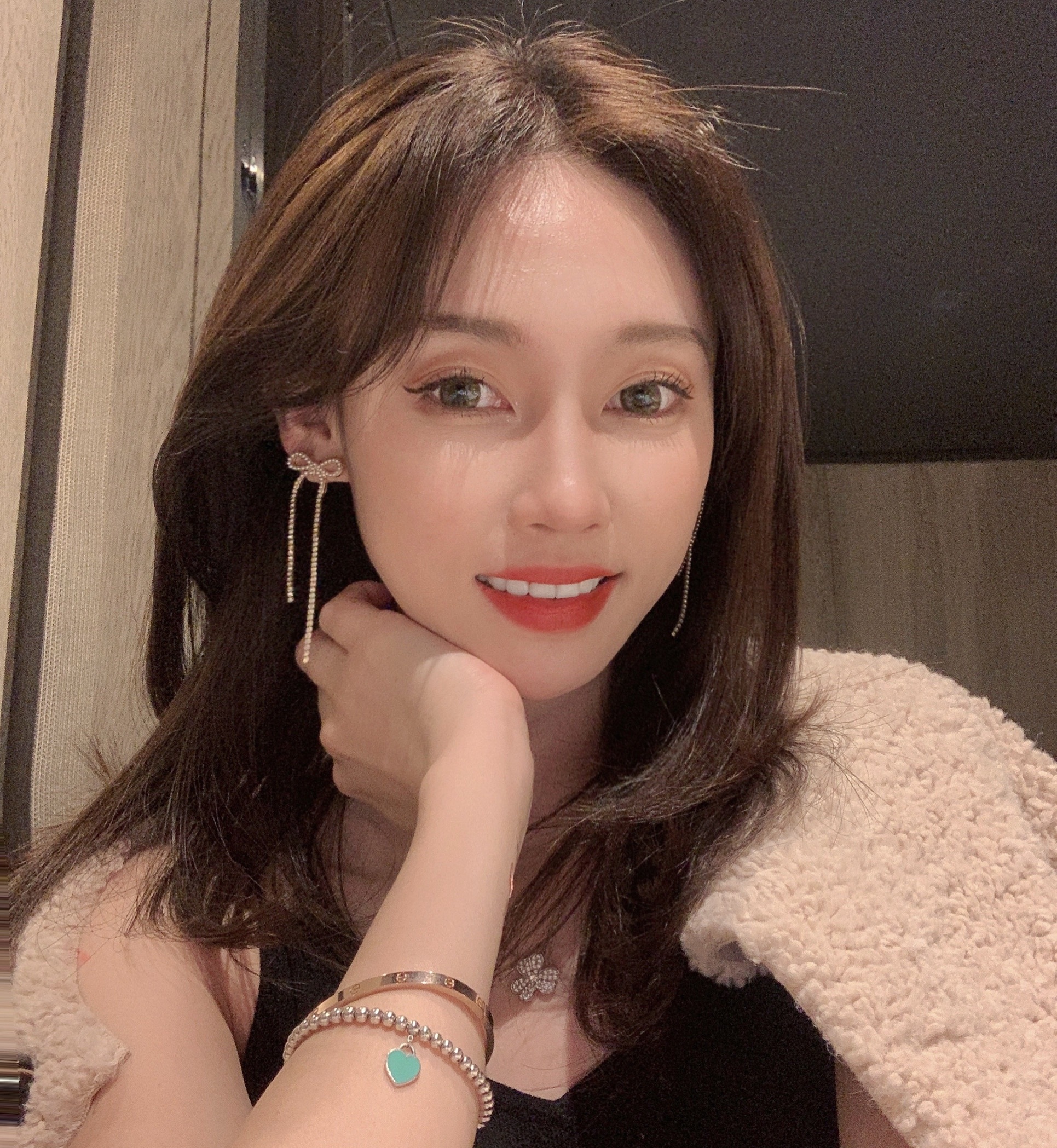 A1043 照片3224张 视频759个 中国女 气质白富美 生活日常 秀身材 各地旅游 视频有自拍 视频包含实况Live