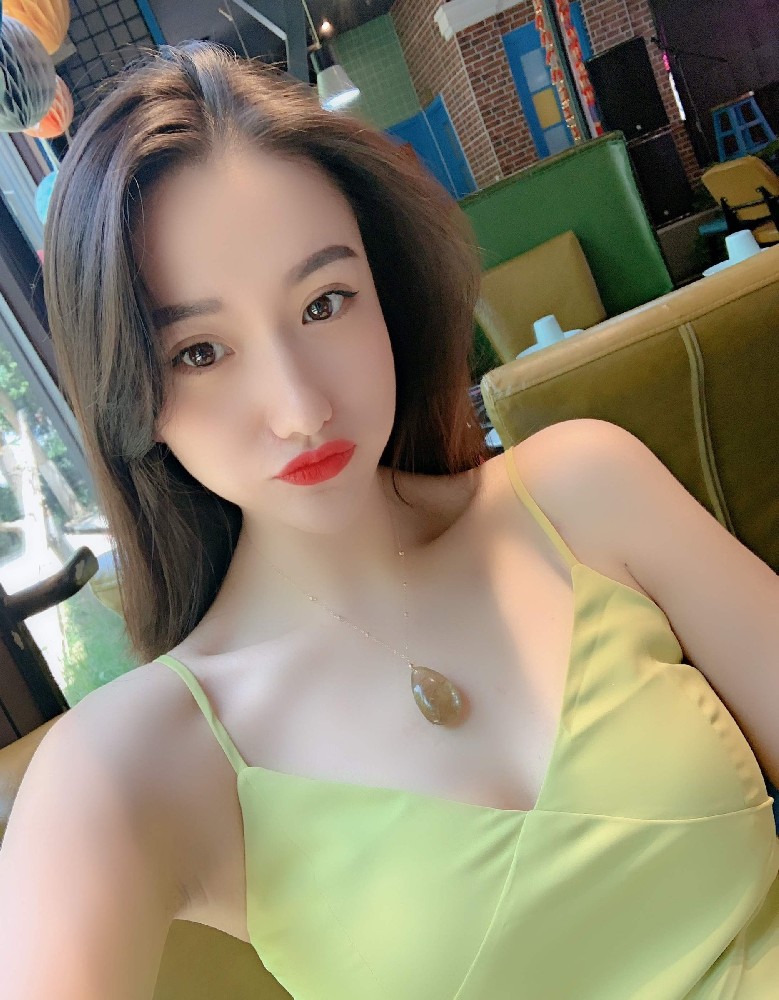 A1054 照片1398张 视频41个 中国女 高颜值气质少妇 生活日常 旅游 性感照 自拍多 真实 视频有自拍 视频包含实况Live 曝光度低