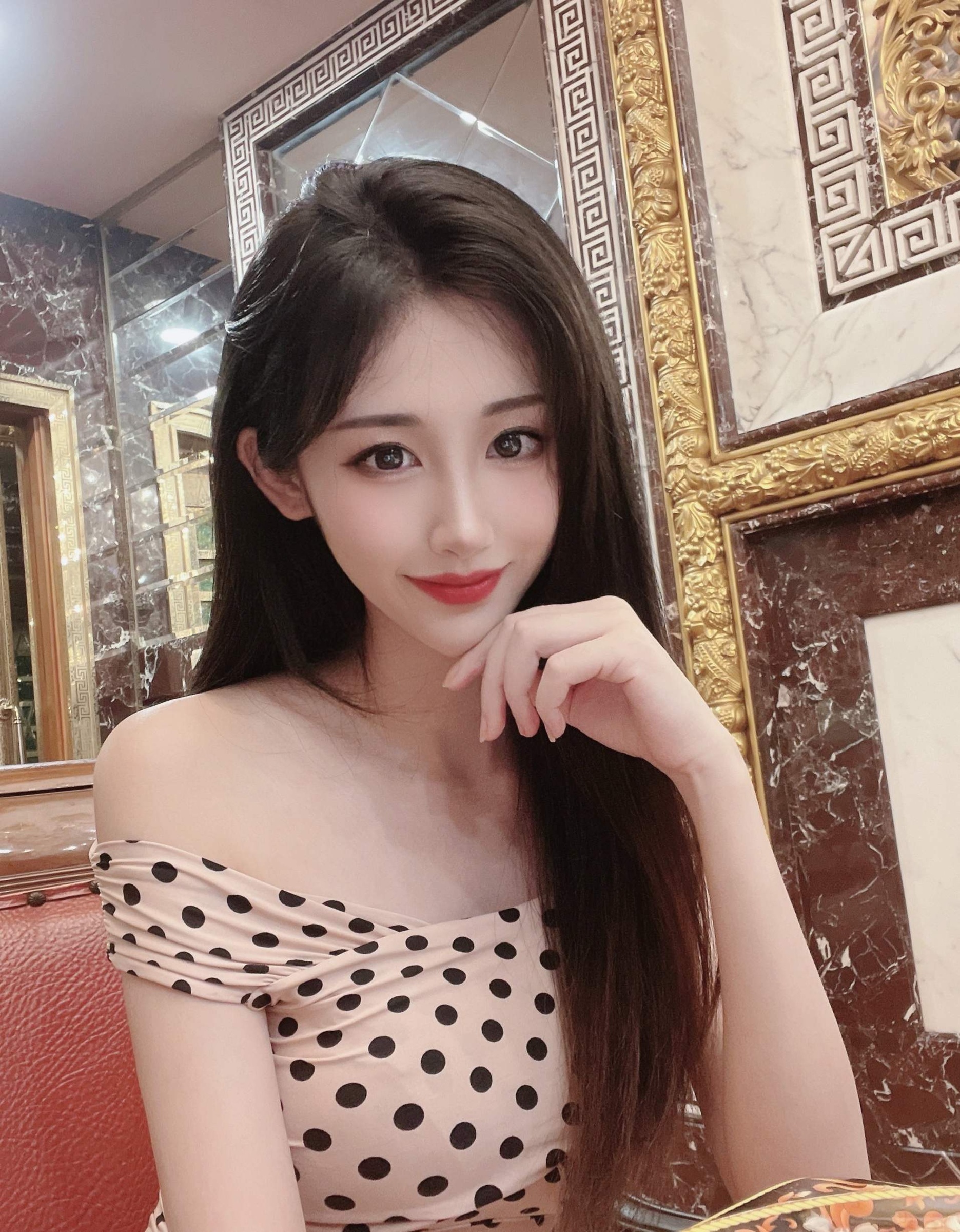 A1074 照片1087张 视频13个 中国女 高颜值少妇 生活日常 旅游 自拍多 性感照 视频有自拍