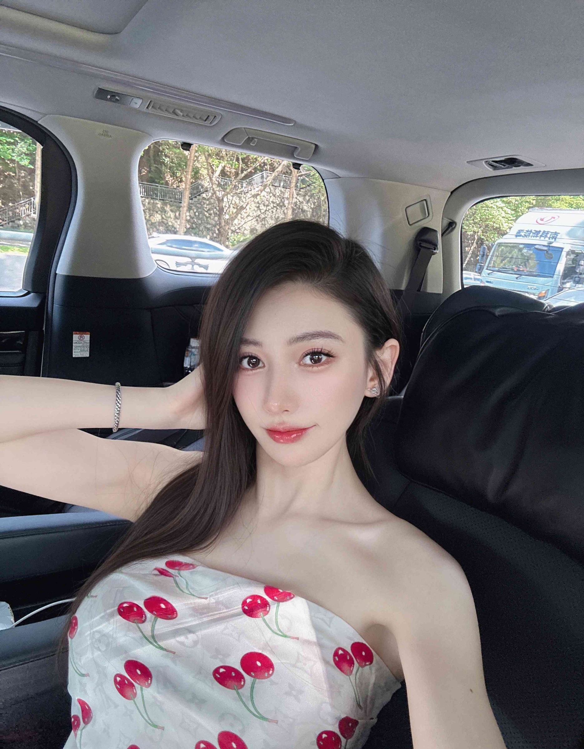 A1085 照片2974张 视频138个 中国女 白富美 生活日常 各国旅游 滑雪 高尔夫 高消费 生活素材丰富 视频包含实况Live