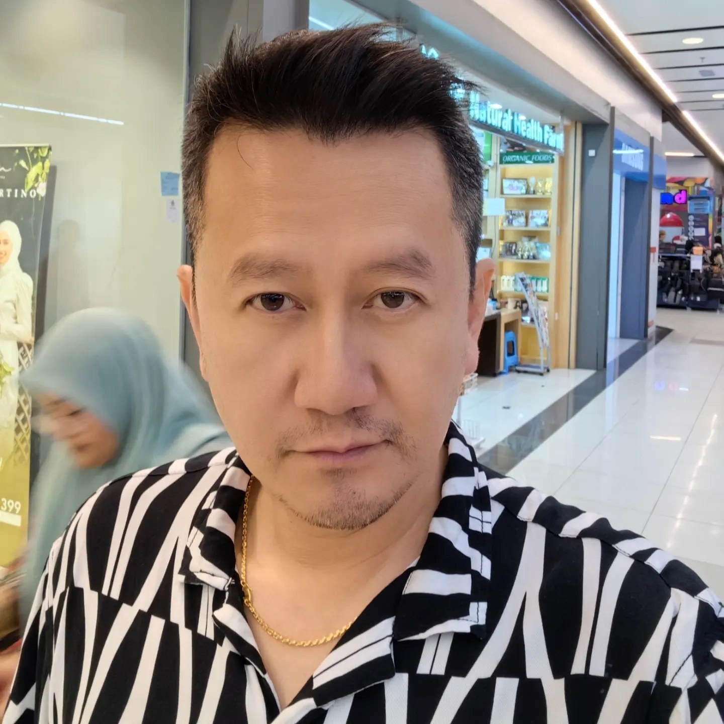 D1017 照片4601张 视频291个 新加坡 正装 工作 中老年 成熟中年大叔 职业博主创作者 爱好旅行 旅行中国 旅游 户外日常 酒店度假 骑行 自拍较多 生活场景丰富