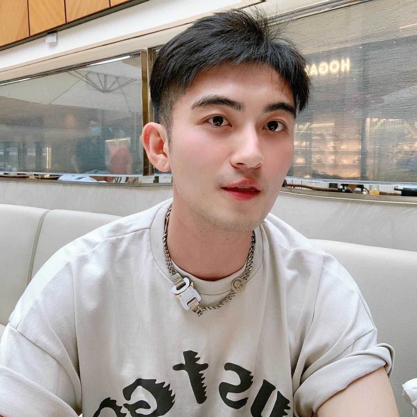 D1028 照片230张 视频4个 中国男 正装 工作 自拍较多 户外日常 旅游 穿搭 生活场景丰富 曝光度低 粉丝数500+