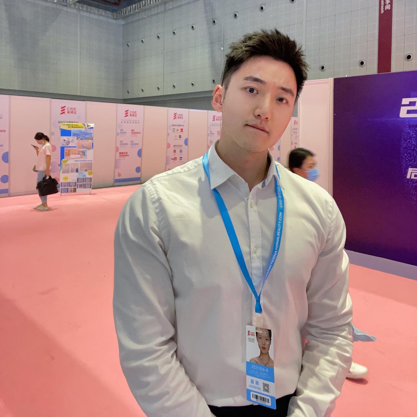 D1066 照片243张 视频16个 中国男 工作 正装 爱好健身 自拍较多 户外日常 穿搭 瑜伽 骑行 健身 旅游 亲子 居家日常 生活场景丰富 曝光度低 粉丝数7000+