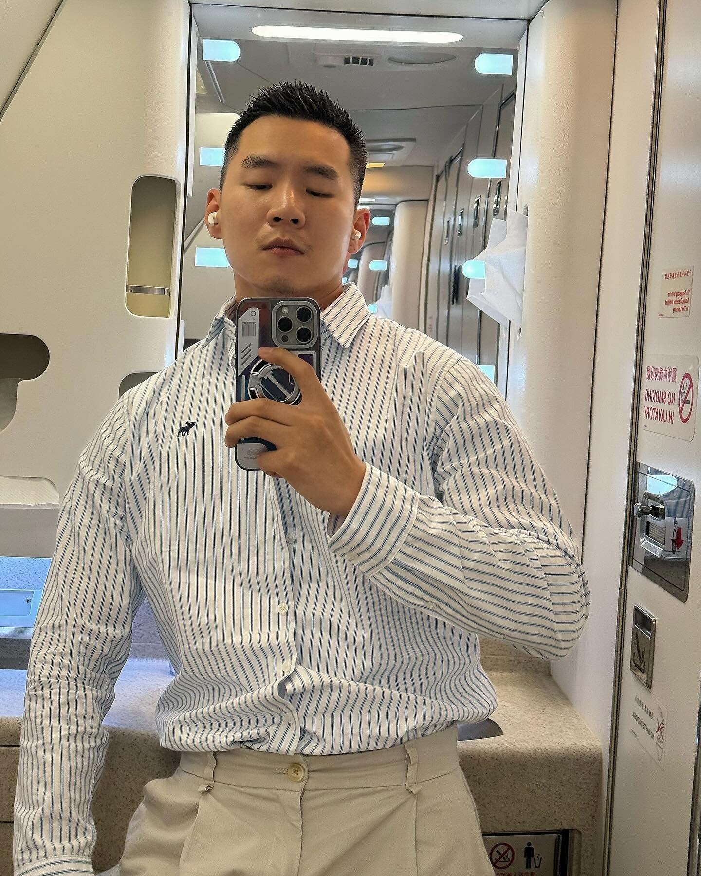 D1071 照片345张 视频33个 中国男 工作 正装 旅行新加坡 自拍较多 生活场景丰富 曝光度低 粉丝数1000+