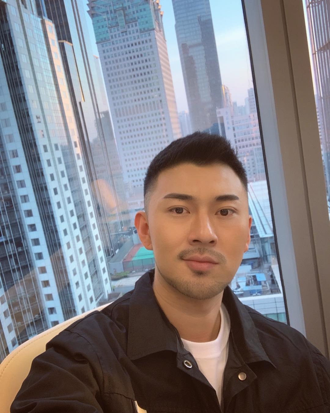 D1106 照片105张 视频0个 中国男 工作 自拍较多 生活场景丰富 曝光度低 粉丝数1000+