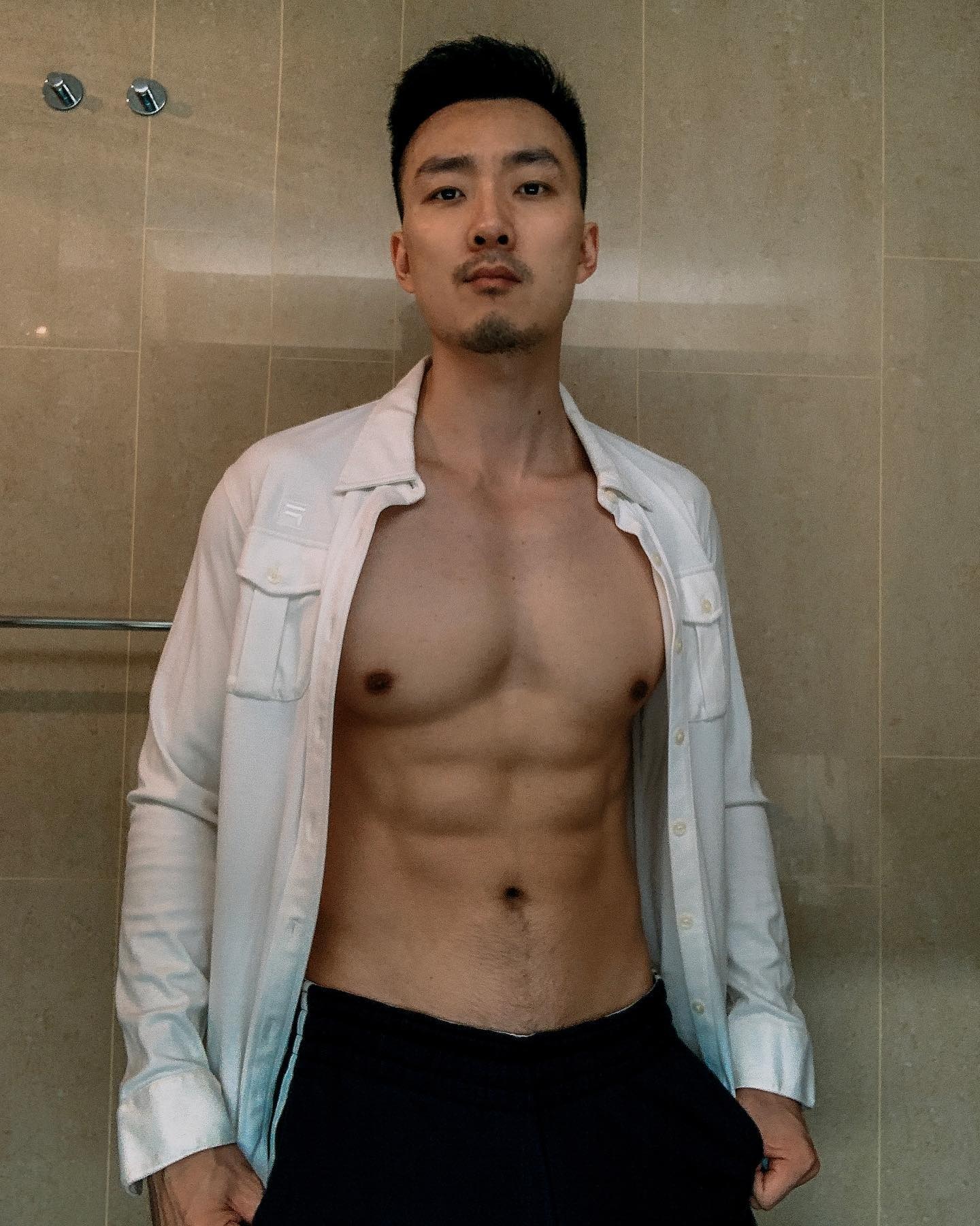 D1133 照片1820张 视频54个 正装 工作 中国男 健身 肌肉 腹肌 职业设计师 旅行中国 自拍较多 瑜伽 户外日常 生活场景丰富