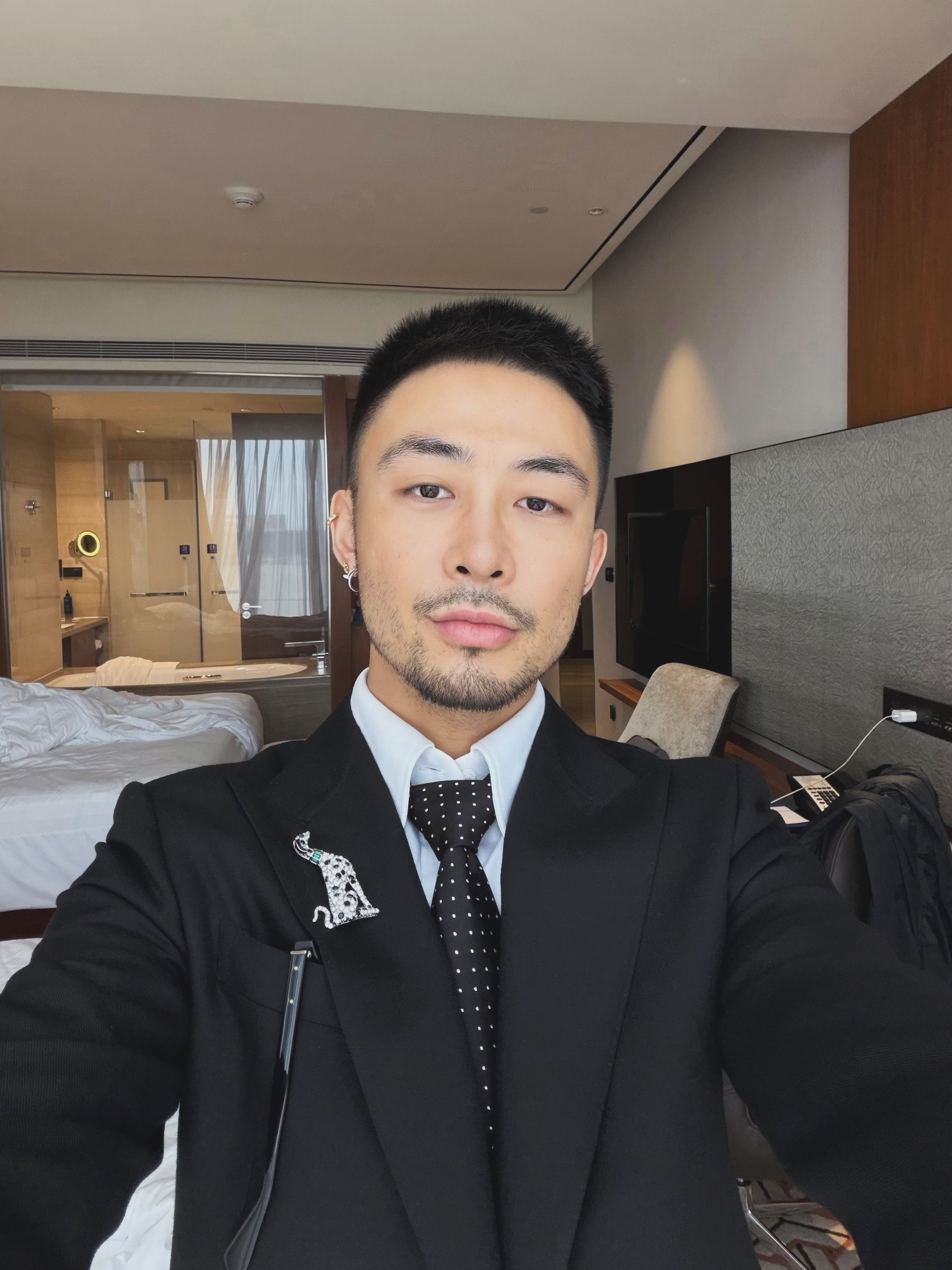 D1143 照片861张 视频65个 中国男 正装 工作 户外日常 穿搭 自拍较多 居家日常 瑜伽 旅游 酒店度假 骑行 生活场景丰富