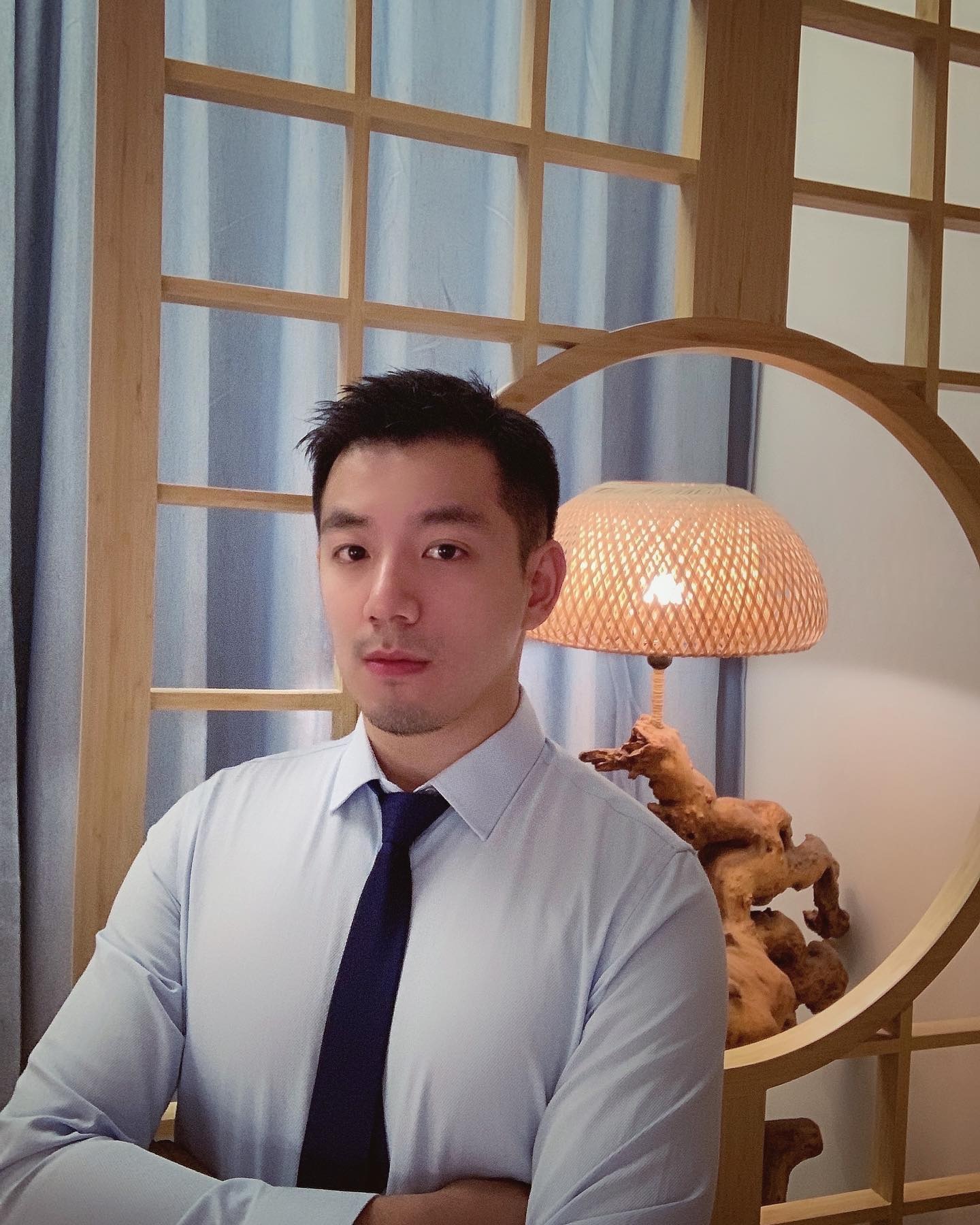 D1147 照片638张 视频23个 中国男 正装 工作 职业摄影师 爱好摄影 自拍较多 酒店度假 居家日常 旅游 户外日常 瑜伽 美食 穿搭 生活场景丰富