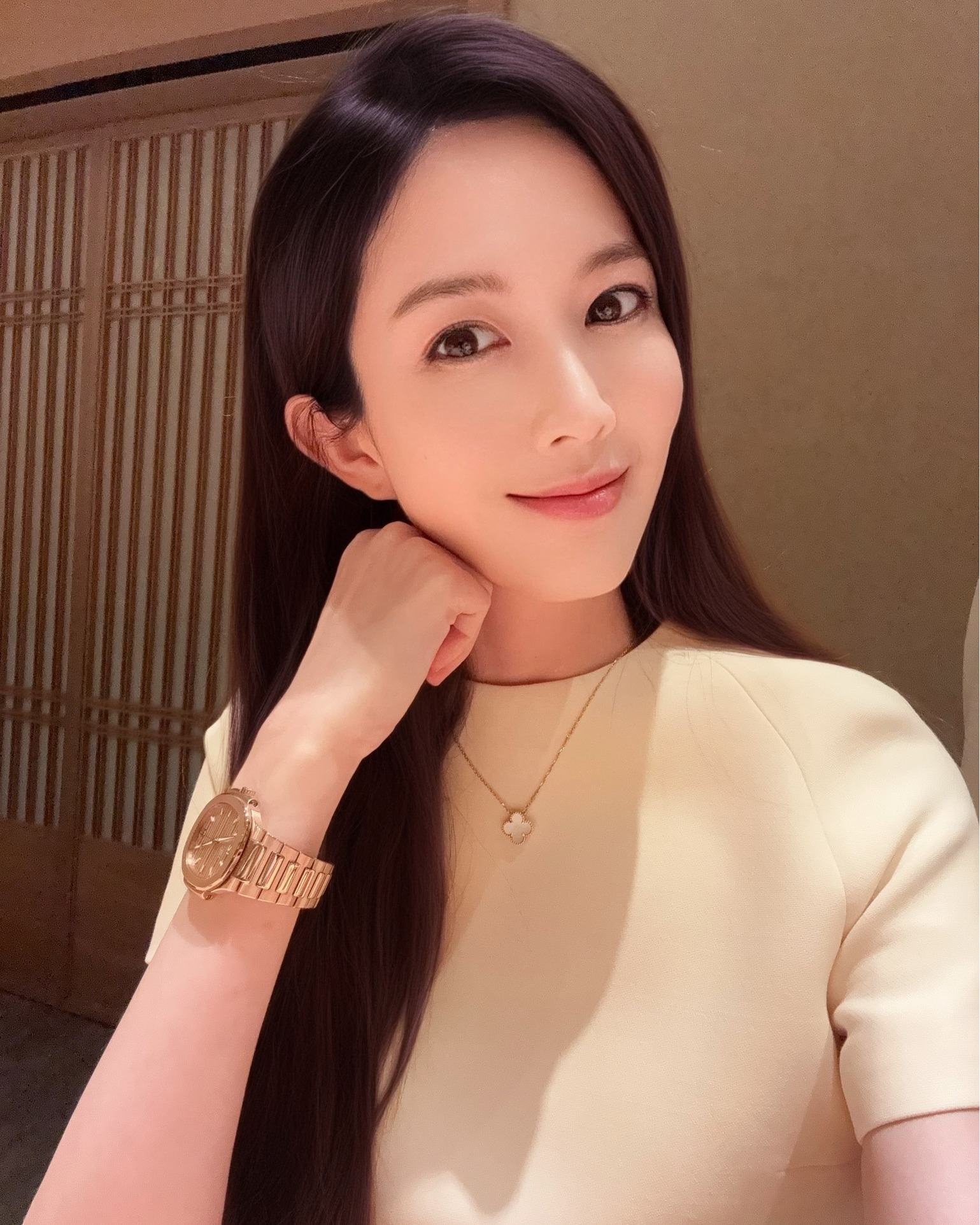 A1114 照片1095张 视频159个 台湾 正装 爱好美食 旅行日本·意大利·瑞士·奥地利 户外日常 自拍较多 美容护理 居家日常 生日照 旅游 穿搭 美食 酒店度假 豪宅 珠宝 生活场景丰富