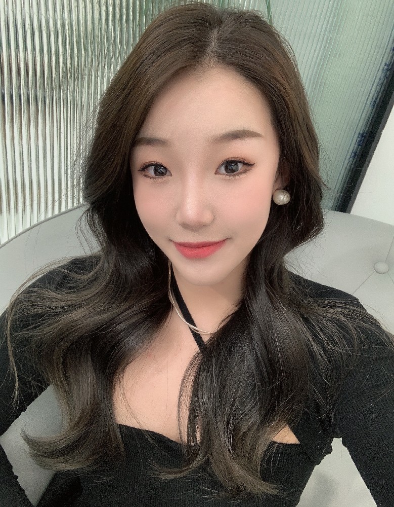 10UB18 照片2089张 视频523个 正装 工作 中国女 气质美女 自拍多 性感照 自拍较多 户外日常 居家日常 美食 穿搭 镜子自拍 生日照 美容护理 酒店度假 视频包含实况Live 曝光度超低