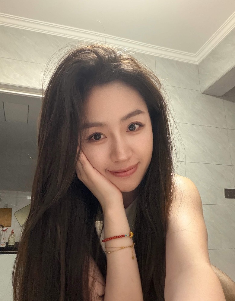 14UB20 照片3176张 视频2113个 中国女 气质成熟少妇 宝妈 大学老师 瑜伽 健身 滑雪 各地旅游 户外日常 自拍较多 镜子自拍 居家日常 穿搭 旅游 酒店度假 生活场景丰富 视频包含实况L